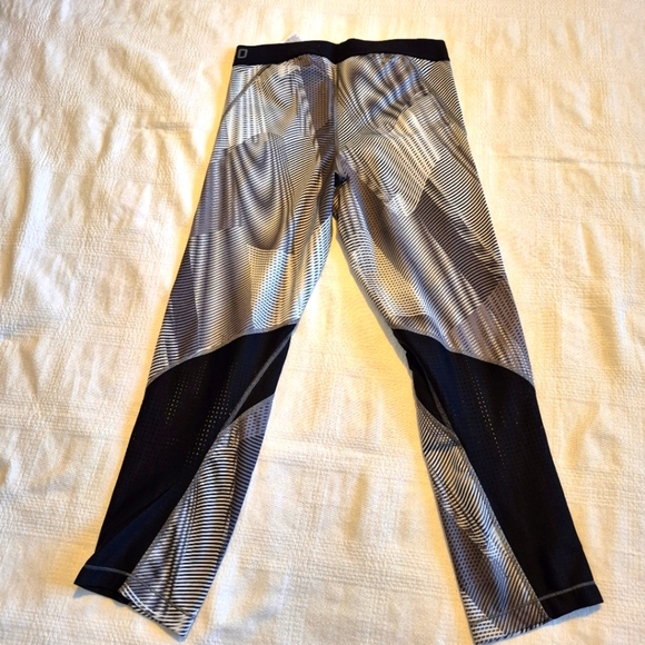 Nike Pro women's Medium gray black & white cropped leggings, VGUC - Picture 3 of 8